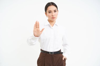 Kes şunu! Sert ve ciddi bayan patron, Asyalı kadın elini uzatıyor, reddediyor, yasaklıyor, beyaz bir geçmişi var..