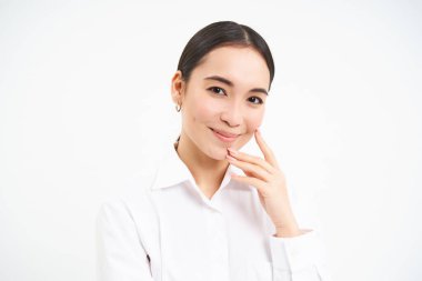 Düşünceli Asyalı kadın menajer, iş kadını beyaz stüdyo geçmişine karşı düşünceli ve kendinden emin duruyor..