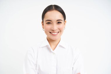 Asyalı profesyonel bir kadının portresi, kendine güvenen, profesyonel görünümlü, beyaz arka planda duran.