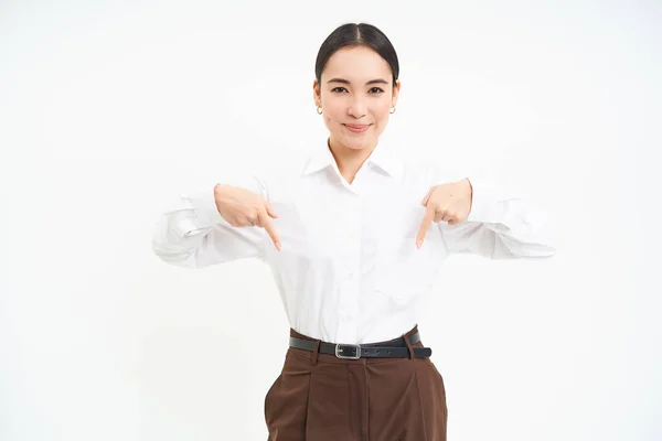 Впевнена Усміхнена Бізнес Леді Азіатська Офісна Леді Вказує Пальці Вниз — стокове фото