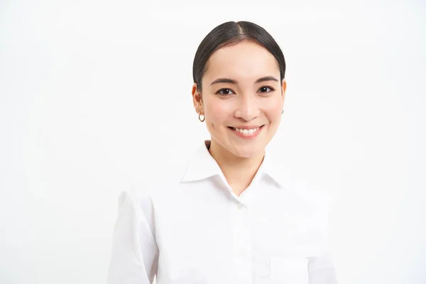 Koreli Kadınının Gömlekli Portresi Kameraya Gülümseyişi Kurumsal Insan Kavramı Beyaz — Stok fotoğraf