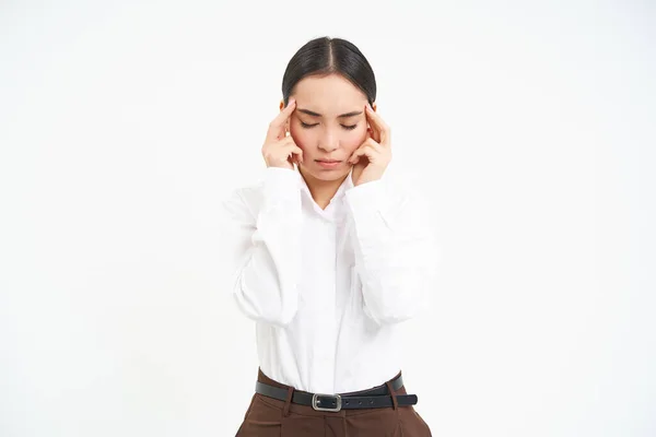 Mujer Corporativa Cansada Gerente Oficina Toma Mano Cabeza Tiene Dolor —  Fotos de Stock