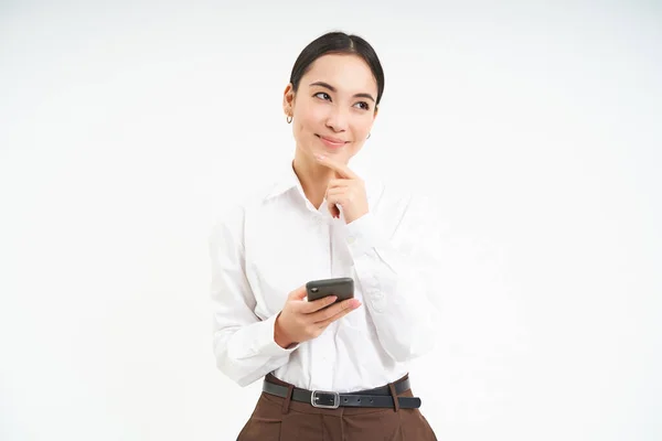 Mulher Negócios Asiática Jovem Gerente Detém Smartphone Pensa Parece Pensativo — Fotografia de Stock