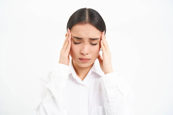 疲倦的女人 办公室职员手牵着头 偏头痛或偏头痛 看起来心烦意乱 站在白色的背景上 — 图库照片