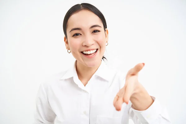Azjatycki Bizneswoman Wyciąga Rękę Uścisku Dłoni Lider Zespołu Przedstawia Się — Zdjęcie stockowe