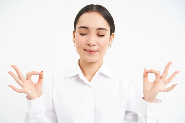 Asyalı Kadını Meditasyon Yapar Sabırlı Olur Sakinleşir Nefes Alır Verir — Stok fotoğraf