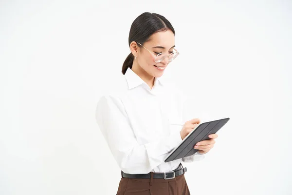 美丽的亚洲女人 拥有数码平板电脑的企业家 从事商业项目 领导会议 看关于设备 白色背景的笔记 — 图库照片