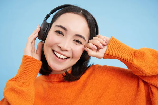 Primer Plano Hermosa Mujer Asiática Auriculares Sonríe Escucha Música Disfruta —  Fotos de Stock