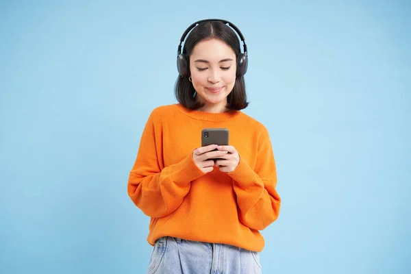Joyeux Jeune Femme Moderne Avec Écouteurs Smartphone Écouter Musique Sur — Photo