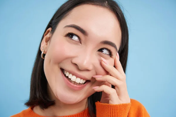 Primer Plano Retrato Hermosa Mujer Japonesa Sonriendo Riendo Toca Cara —  Fotos de Stock