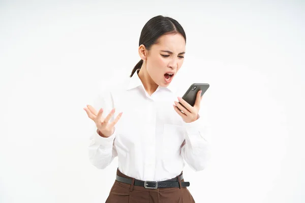 Angry Asian Businesswoman Shouts Her Mobile Phone Frustrated Face Expression — Stock Photo, Image