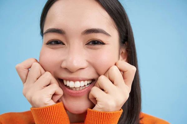 Lähikuva Muotokuva Kaunis Japanilainen Brunette Tyttö Hymyillen Etsivät Ihana Kamera — kuvapankkivalokuva