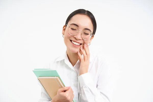 Erfolgreiche Junge Asiatin Lehrerin Mit Notizbüchern Sieht Selbstbewusst Und Lächelnd — Stockfoto