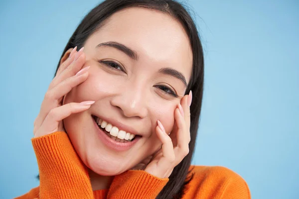 Tæt Portræt Smuk Japansk Brunette Pige Smilende Ser Dejlig Kameraet - Stock-foto