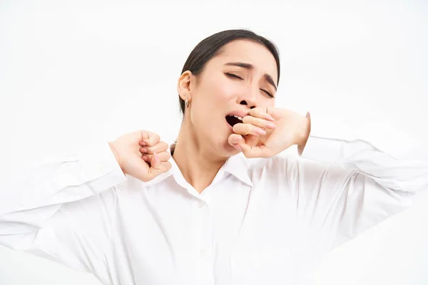 疲れて 手で口を開けてカバー 白い背景に隔離されたスタンドを感じる疲れビジネス女性 韓国の起業家のYawns — ストック写真