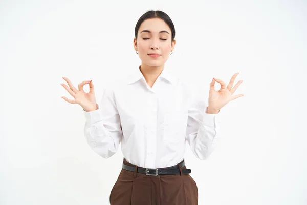 Refah Işyeri Genç Asyalı Kadını Meditasyon Yapar Sakin Kalır Işten — Stok fotoğraf