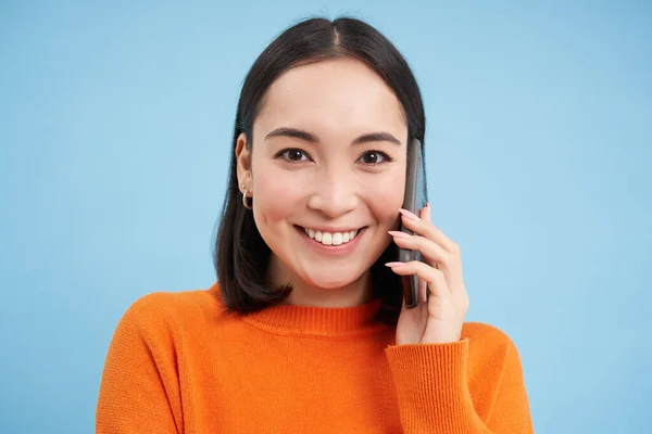 Технологічна Концепція Крупним Планом Усміхнена Азіатська Жінка Говорить Мобільному Телефоні — стокове фото
