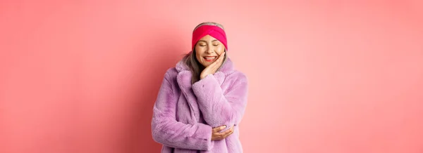 Moda Compras Feliz Asiática Madura Mujer Púrpura Abrigo Piel Sintética —  Fotos de Stock