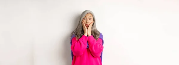Förvånad Asiatisk Senior Kvinna Kippar Förvånad Håller Händerna Ansiktet Och — Stockfoto