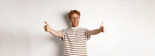 Happy Redhead Man Berteriak Dan Menunjukkan Jempol Menyetujui Dan Memuji — Stok Foto
