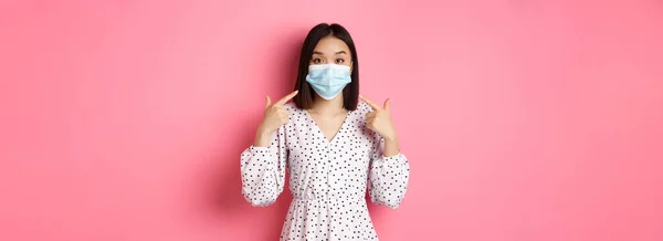 Coronavírus Distanciamento Social Conceito Estilo Vida Mulher Asiática Bonito Apontando — Fotografia de Stock