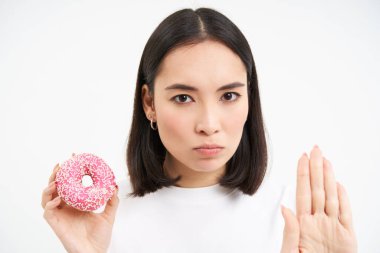 Tatlı yok. Ciddi genç bir kadın diyette, jest yapıyor, donut yapıyor, abur cuburu onaylamıyor, beyaz bir geçmişi var..