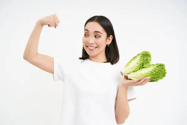 Mujer Asiática Fuerte Muestra Verduras Frescas Lechuga Sus Músculos Bíceps — Foto de Stock