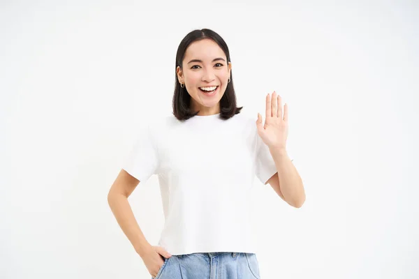 Amigável Mulher Coreana Sorridente Ondas Mão Diz Olá Gesto Cumprimentando — Fotografia de Stock