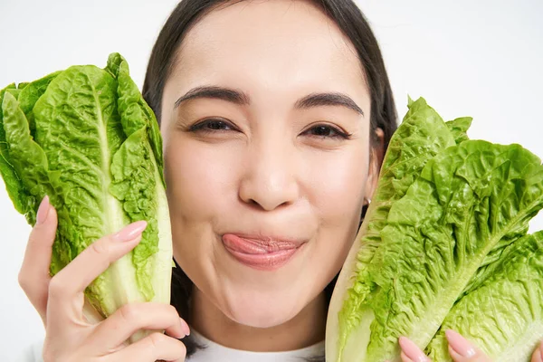 Portret Uroczej Młodej Kobiety Pokazuje Twarz Kapustą Lubi Warzywa Zjada — Zdjęcie stockowe