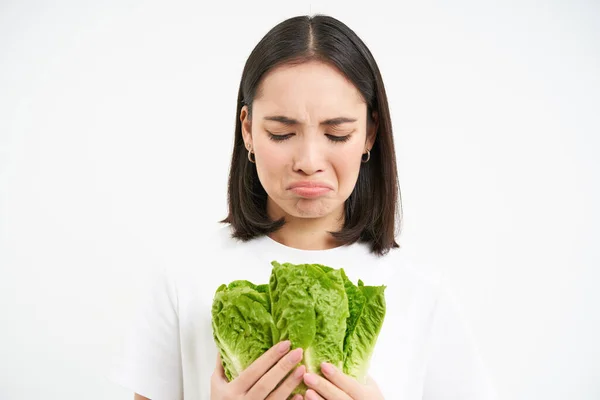 Huilende Vrouw Met Groenten Zittend Dieet Het Eten Van Kool — Stockfoto