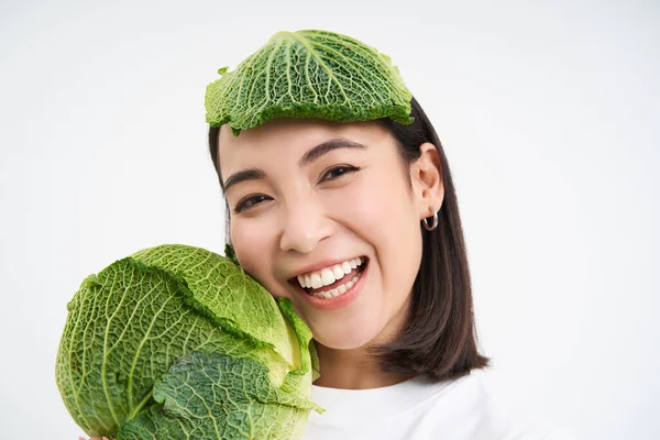 Primer Plano Retrato Saludable Sonriente Mujer Asiática Mostrando Repollo Verde — Foto de Stock