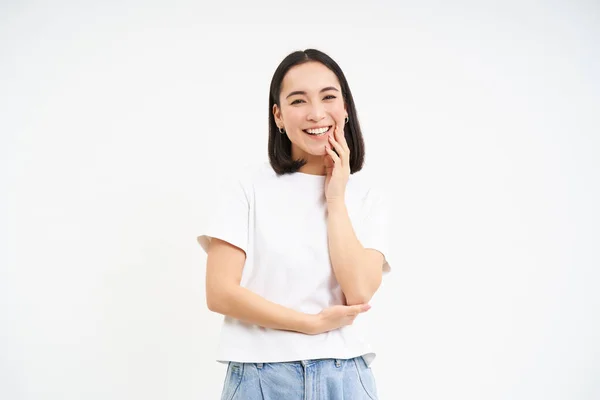 Mutlu Genç Modern Kız Gülüyor Gülümsüyor Beyaz Arka Planda Soyutlanmış — Stok fotoğraf