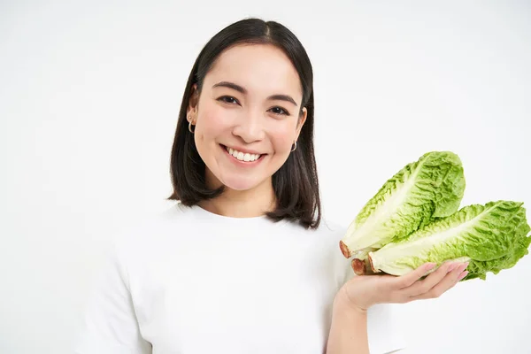 Nutrición Comida Saludable Mujer Japonesa Sonriente Muestra Repollo Lechuga Fresca — Foto de Stock