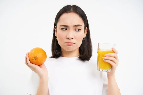 Close Portret Van Jong Onzeker Meisje Met Oranje Fruit Kijken — Stockfoto