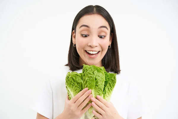 Nutrición Vegetariana Sonriente Joven Feliz Mira Repollo Auto Crecido Comer —  Fotos de Stock