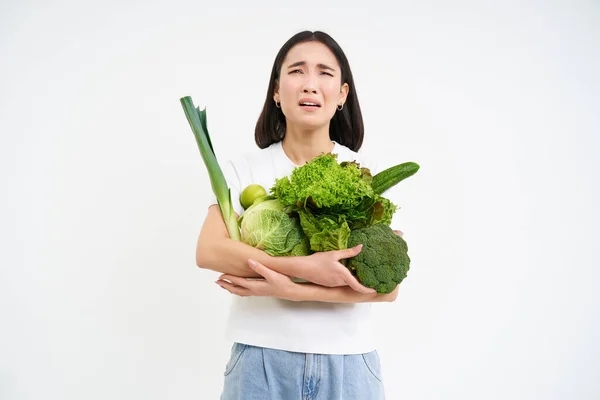 Miserabele Aziatische Vrouw Houdt Groene Groenten Klaagt Het Dieet Kijkt — Stockfoto