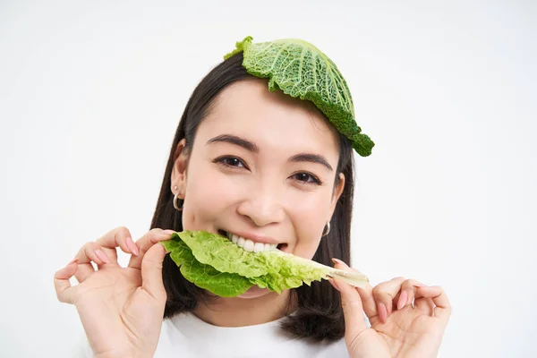 Retrato Chica Asiática Con Hoja Cabeza Come Repollo Sonrisas Aislado —  Fotos de Stock