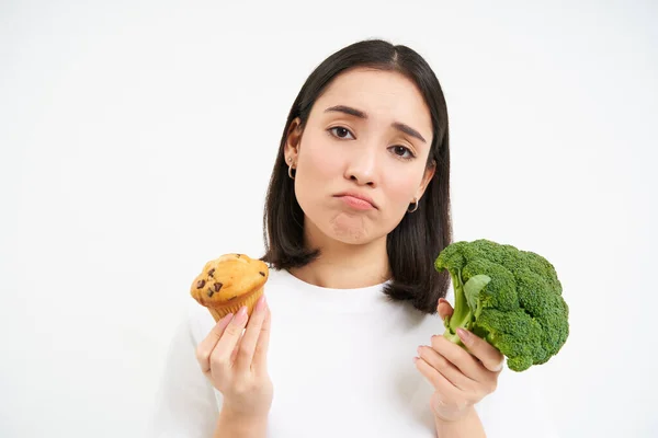 Vrouw Met Verdrietig Gezicht Met Groente Gebak Boos Dieet Broccoli — Stockfoto