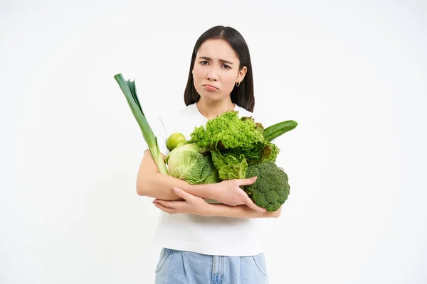 Afbeelding Van Verdrietig Aziatisch Meisje Met Groenten Mokken Dieet Witte — Stockfoto