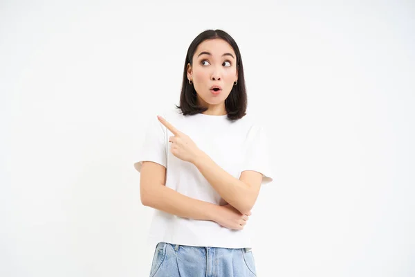 Chica Coreana Sorprendida Apunta Izquierda Mira Con Expresión Cara Asombrada — Foto de Stock