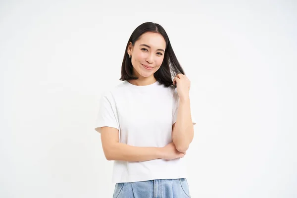 Retrato Joven Mujer Asiática Confiada Mira Con Confianza Levanta Camiseta —  Fotos de Stock