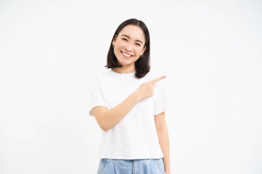 Güzel, genç, gülümseyen bir kadın, pankartı gösteriyor, boş fotokopi alanına reklam veriyor, beyaz arka planda izole edilmiş..