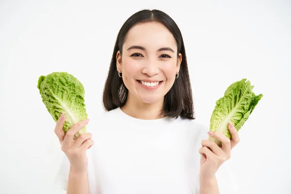 Dietă Sănătoasă Alimente Organice Zâmbind Femeie Asiatică Care Arată Varză — Fotografie, imagine de stoc