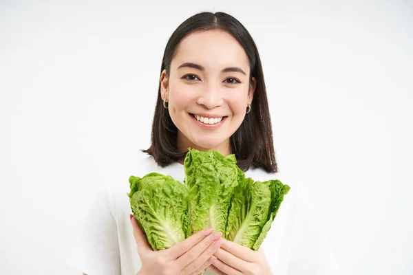Dieta Saludable Comida Orgánica Mujer Asiática Sonriente Mostrando Repollo Comiendo — Foto de Stock
