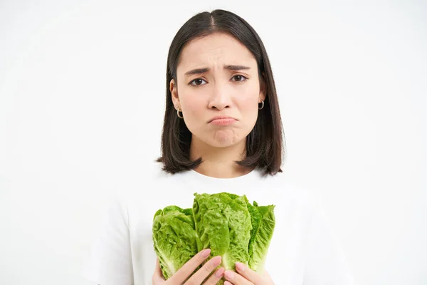 Huilende Vrouw Met Groenten Zittend Dieet Het Eten Van Kool — Stockfoto