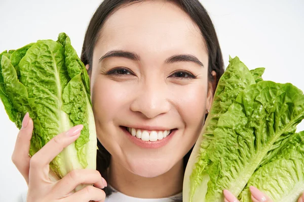 Sağlıklı Yemek Vejetaryen Yaşam Tarzı Gülümseyen Asyalı Kadının Yakın Portresi — Stok fotoğraf