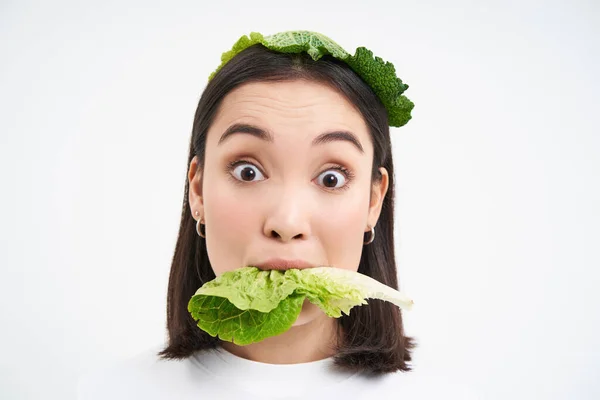 Nahaufnahme Porträt Einer Lächelnden Asiatin Beim Salatessen Liebt Kohl Vegetarierin — Stockfoto