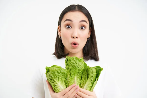 Mujer Feliz Vegetariana Mira Deliciosa Lechuga Gusta Comer Cabaña Fresca —  Fotos de Stock