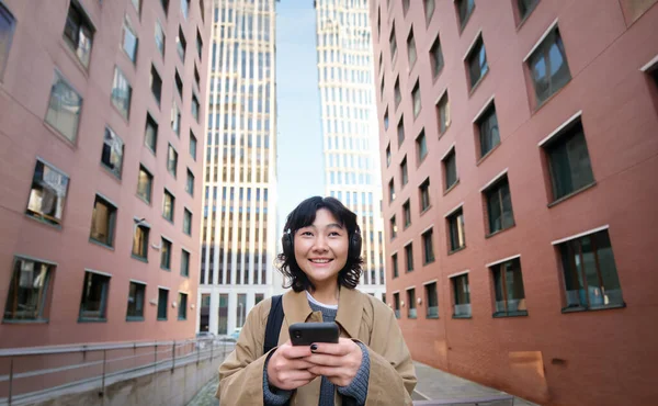 Portrait Cute Girl Tourist Korean Woman Headphones Looks Mobile Phone — ストック写真