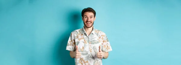 Sommerferie Spent Smilende Turist Hawaiisk Skjorte Viser Tommelen Opp Hyller – stockfoto